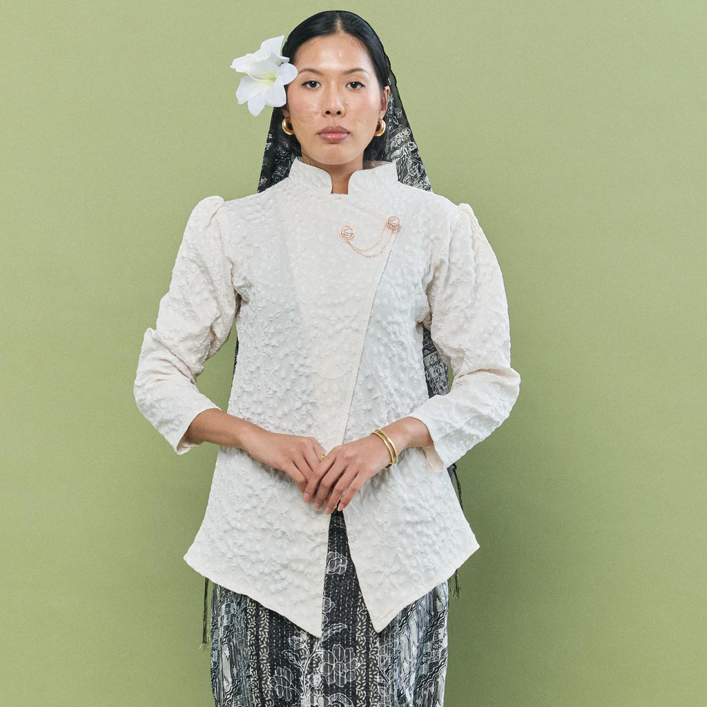 RIMBUNKL Kebaya Jenaya bunga kecil with brooch(top only)