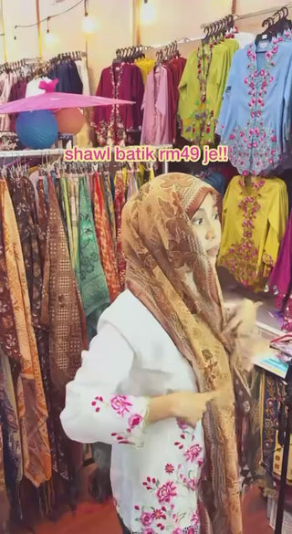 Customer wearing RIMBUNKL